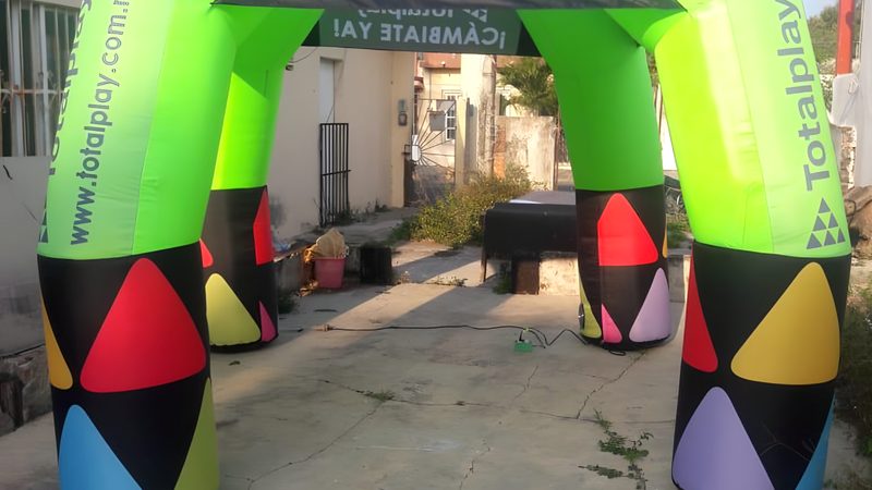 Arco inflable de colores en una calle
