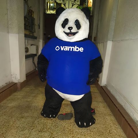 Botarga de oso panda con camiseta azul