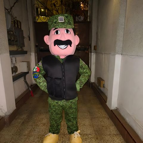 Botarga de militar con uniforme camuflado