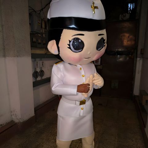 Botarga de personaje con uniforme blanco