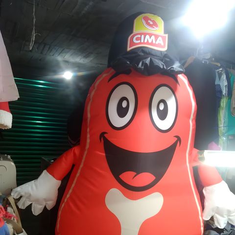 Botarga inflable roja con gorra