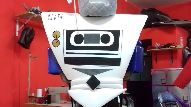 Traje de robot con casco y detalles