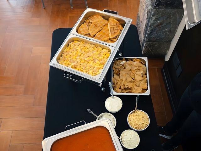 Chafers con guisados y salsas