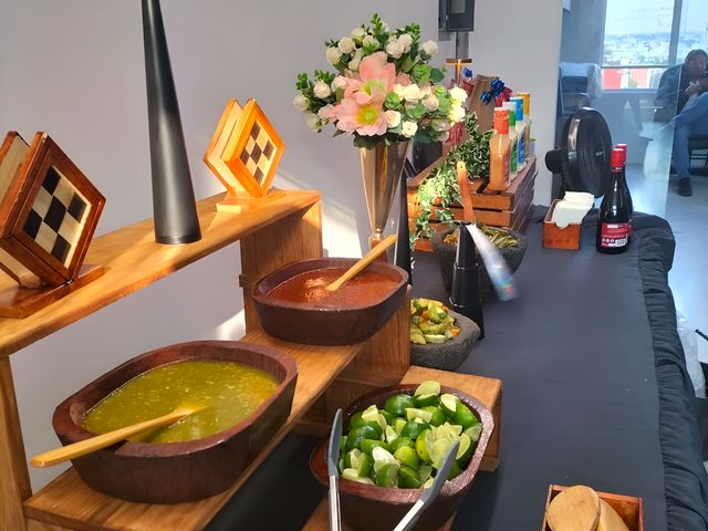 Mesa de buffet con cazuelas y arreglo de flores