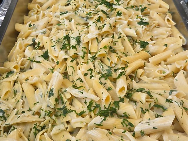 Charola de pasta con perejil