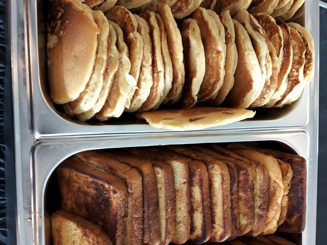 Charolas con hot cakes y pan francés