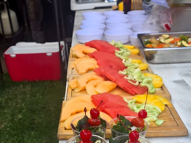 Mesa de frutas y ensaladas en un jardín