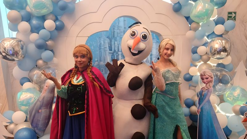Personajes de show con decoración de globos azules