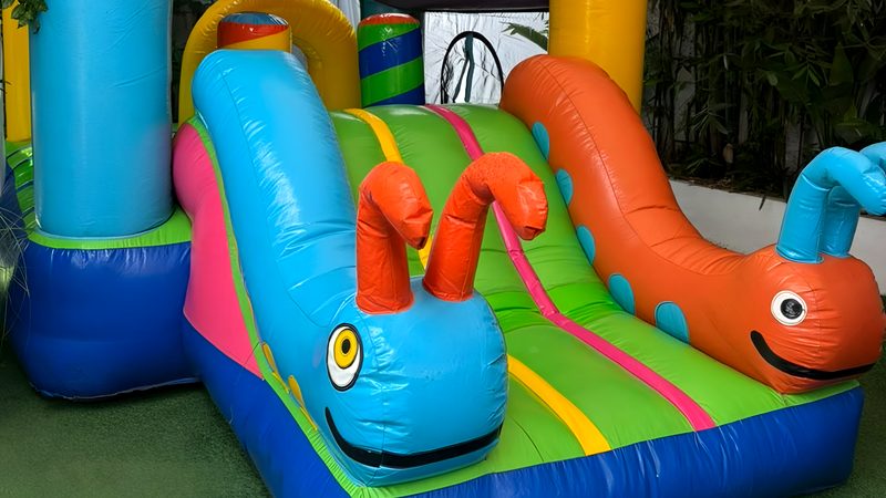Inflable de colores para brincar en una fiesta