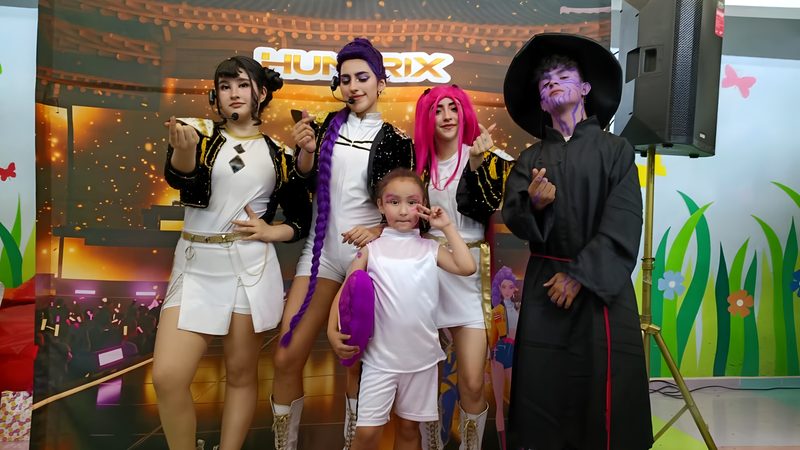 Show de concierto con artistas y una niña festejada