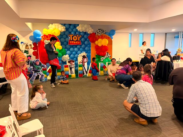 Fiesta infantil en un salón con decoración de globos