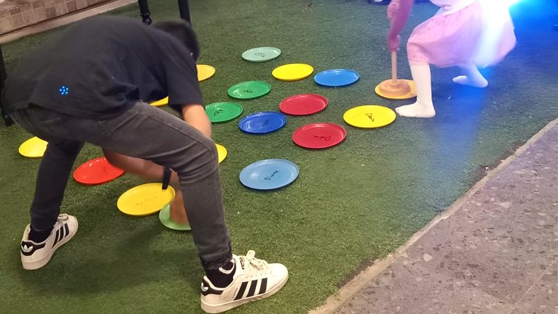 Niños jugando en un juego de kermesse sobre pasto